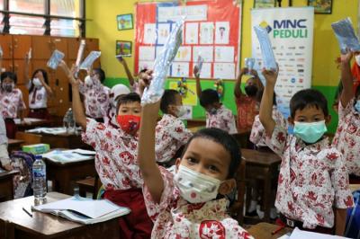 MNC Peduli salurkan bantuan Hand Sanitizer dan Masker dan juga sabun cuci tangan kepada SDN Cikini 01 Pagi Menteng,  Jakarta Pusat, Kamis (27/1/2022).