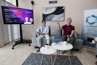 Co-Founder of PT Protergo Siber Sekuriti, Marco Cioffi (kanan) dan Sales and Marketing Supervisor Faiz Wirananda memberikan keterangan kepada wartawan.