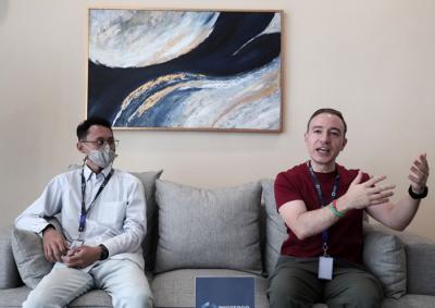 Co-Founder of PT Protergo Siber Sekuriti, Marco Cioffi (kanan) dan Sales and Marketing Supervisor Faiz Wirananda memberikan keterangan kepada wartawan.