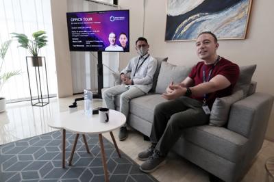 Co-Founder of PT Protergo Siber Sekuriti, Marco Cioffi (kanan) dan Sales and Marketing Supervisor Faiz Wirananda memberikan keterangan kepada wartawan.