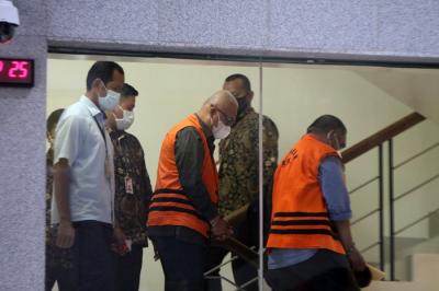 Tersangka mantan Bupati Kabupaten Buru Selatan, Tagop Sudarsono Soulisa dan Pihak Swasta Johny Rynhard Kasman ditahan usai diperiksa, di Gedung KPK.