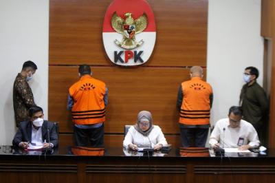 Tersangka mantan Bupati Kabupaten Buru Selatan, Tagop Sudarsono Soulisa dan Pihak Swasta Johny Rynhard Kasman ditahan usai diperiksa, di Gedung KPK.