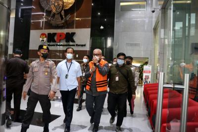 Tersangka mantan Bupati Kabupaten Buru Selatan, Tagop Sudarsono Soulisa dan Pihak Swasta Johny Rynhard Kasman ditahan usai diperiksa, di Gedung KPK.