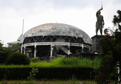 Sejumlah alat berat menyelesaikan progres revitalisasi kawasan Taman Mini Indonesia Indah (TMII), Jakarta, Rabu (26/1/2022).
