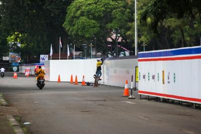 Sejumlah alat berat menyelesaikan progres revitalisasi kawasan Taman Mini Indonesia Indah (TMII), Jakarta, Rabu (26/1/2022).