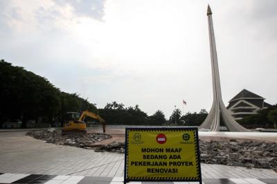 Sejumlah alat berat menyelesaikan progres revitalisasi kawasan Taman Mini Indonesia Indah (TMII), Jakarta, Rabu (26/1/2022).