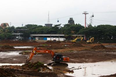 Sejumlah alat berat menyelesaikan progres revitalisasi kawasan Taman Mini Indonesia Indah (TMII), Jakarta, Rabu (26/1/2022).