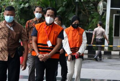 Tersangka Bupati Penajam Paser Utara nonaktif Abdul Gafur Mas'ud bersiap menjalani pemeriksaan di Gedung KPK, Jakarta, Jumat (28/1/2022).