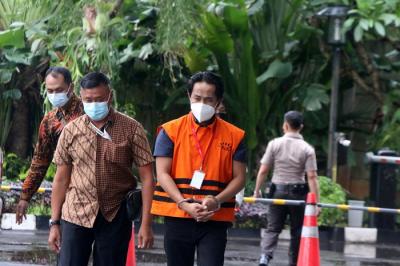Tersangka Bupati Penajam Paser Utara nonaktif Abdul Gafur Mas'ud bersiap menjalani pemeriksaan di Gedung KPK, Jakarta, Jumat (28/1/2022).