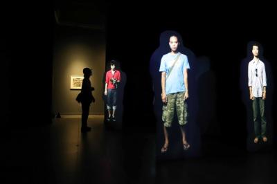 Pengunjung mengamati karya seni saat pameran bertajuk 