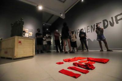 Pengunjung mengamati karya seni saat pameran bertajuk 