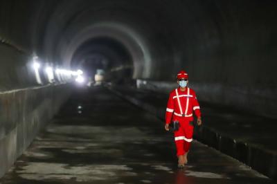 Pekerja menyelesaikan pengerjaan proyek Tunnel 1 Kereta Cepat Jakarta-Bandung (KCJB) di Jalan Tol Jakarta-Cikampek KM 3+600, Jakarta Timur, Kamis (27/1/2022).