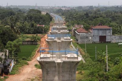 Pekerja menyelesaikan pengerjaan proyek Tunnel 1 Kereta Cepat Jakarta-Bandung (KCJB) di Jalan Tol Jakarta-Cikampek KM 3+600, Jakarta Timur, Kamis (27/1/2022).