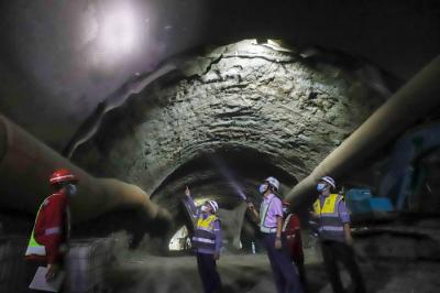 Pekerja menyelesaikan pengerjaan proyek Tunnel 1 Kereta Cepat Jakarta-Bandung (KCJB) di Jalan Tol Jakarta-Cikampek KM 3+600, Jakarta Timur, Kamis (27/1/2022).