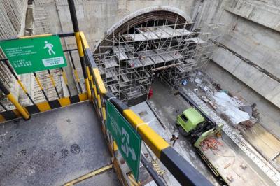 Pekerja menyelesaikan pengerjaan proyek Tunnel 1 Kereta Cepat Jakarta-Bandung (KCJB) di Jalan Tol Jakarta-Cikampek KM 3+600, Jakarta Timur, Kamis (27/1/2022).