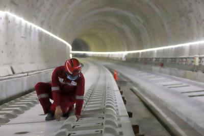 Pekerja menyelesaikan pengerjaan proyek Tunnel 1 Kereta Cepat Jakarta-Bandung (KCJB) di Jalan Tol Jakarta-Cikampek KM 3+600, Jakarta Timur, Kamis (27/1/2022).
