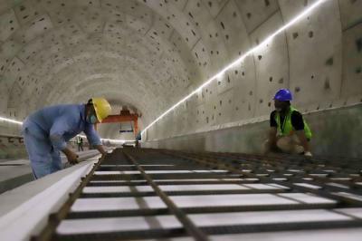 Pekerja menyelesaikan pengerjaan proyek Tunnel 1 Kereta Cepat Jakarta-Bandung (KCJB) di Jalan Tol Jakarta-Cikampek KM 3+600, Jakarta Timur, Kamis (27/1/2022).