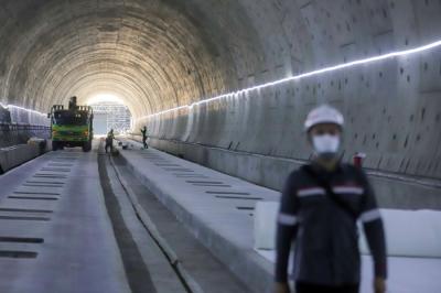 Pekerja menyelesaikan pengerjaan proyek Tunnel 1 Kereta Cepat Jakarta-Bandung (KCJB) di Jalan Tol Jakarta-Cikampek KM 3+600, Jakarta Timur, Kamis (27/1/2022).