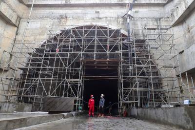 Pekerja menyelesaikan pengerjaan proyek Tunnel 1 Kereta Cepat Jakarta-Bandung (KCJB) di Jalan Tol Jakarta-Cikampek KM 3+600, Jakarta Timur, Kamis (27/1/2022).