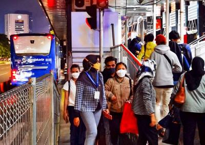 Suasana para pekerja yang berjalan pada saat jam pulang kantor di kawasan Jalan Sudirman, Jakarta Pusat, Kamis (27/1/2022).