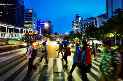 Suasana para pekerja yang berjalan pada saat jam pulang kantor di kawasan Jalan Sudirman, Jakarta Pusat, Kamis (27/1/2022).