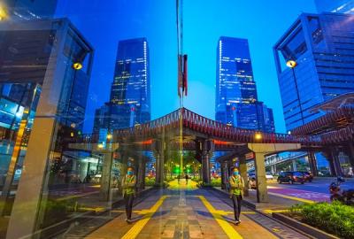 Suasana para pekerja yang berjalan pada saat jam pulang kantor di kawasan Jalan Sudirman, Jakarta Pusat, Kamis (27/1/2022).