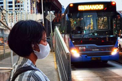 Suasana para pekerja yang berjalan pada saat jam pulang kantor di kawasan Jalan Sudirman, Jakarta Pusat, Kamis (27/1/2022).
