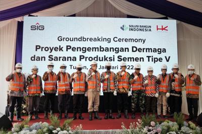 Peletakan batu pertama proyek pembangunan pengembangan pelabuhan terminal khusus dan fasilitas produksi di Tuban Jawa Timur, Jumat (28/1/2022).