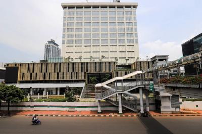Pejalan kaki melintas di depan Gedung Sarinah, Jalan M.H Thamrin, Jakarta Pusat, Sabtu (29/1/2022).