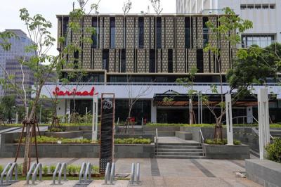 Pejalan kaki melintas di depan Gedung Sarinah, Jalan M.H Thamrin, Jakarta Pusat, Sabtu (29/1/2022).
