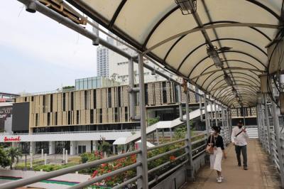 Pejalan kaki melintas di depan Gedung Sarinah, Jalan M.H Thamrin, Jakarta Pusat, Sabtu (29/1/2022).