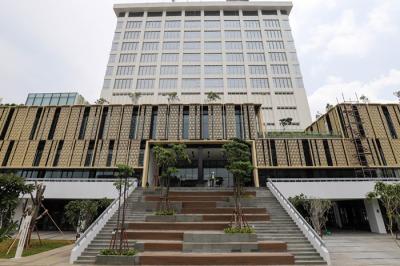 Pejalan kaki melintas di depan Gedung Sarinah, Jalan M.H Thamrin, Jakarta Pusat, Sabtu (29/1/2022).