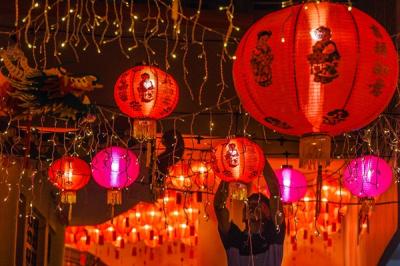 Menjelang Imlek Tahun 2022 Vihara Dharmakirti di Jalan Kapten Marzuki, Palembang memasang lampion. Sekitar 500 lampion dipasang di dalam dan sekitar vihara.