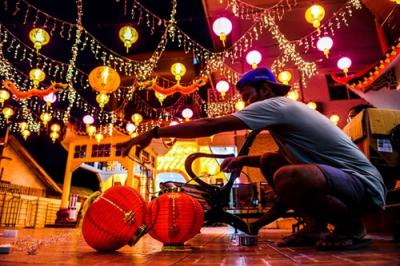Menjelang Imlek Tahun 2022 Vihara Dharmakirti di Jalan Kapten Marzuki, Palembang memasang lampion. Sekitar 500 lampion dipasang di dalam dan sekitar vihara.