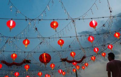 Menjelang Imlek Tahun 2022 Vihara Dharmakirti di Jalan Kapten Marzuki, Palembang memasang lampion. Sekitar 500 lampion dipasang di dalam dan sekitar vihara.