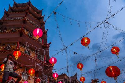 Menjelang Imlek Tahun 2022 Vihara Dharmakirti di Jalan Kapten Marzuki, Palembang memasang lampion. Sekitar 500 lampion dipasang di dalam dan sekitar vihara.