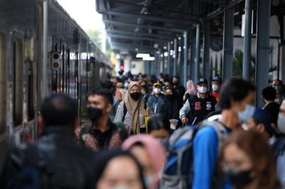 Sejumlah calon penumpang berjalan memasuki peron Stasiun Pasar Senen, Jakarta, Jumat (28/1/2022).