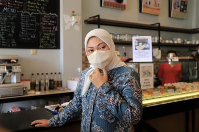 Menaker Ida Fauziyah, menyampaikan apresiasinya terhadap produk kerajinan tangan dan ecoprint Usaha Mikro Kecil dan Menengah (UMKM) para penyandang disabilitas.
