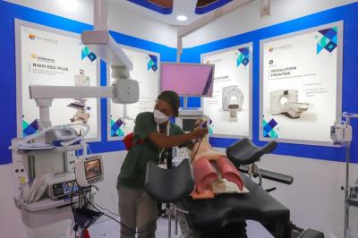 Pengunjung melihat produk peralatan kesehatan pada Indonesian Hospital Expo 2022 di Jakarta Convention Center (JCC), Senayan, Jakarta, Sabtu (29/1/2022).