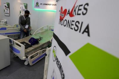Pengunjung melihat produk peralatan kesehatan pada Indonesian Hospital Expo 2022 di Jakarta Convention Center (JCC), Senayan, Jakarta, Sabtu (29/1/2022).