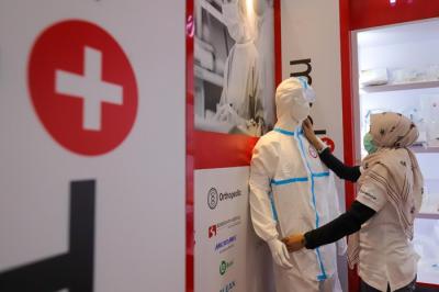 Pengunjung melihat produk peralatan kesehatan pada Indonesian Hospital Expo 2022 di Jakarta Convention Center (JCC), Senayan, Jakarta, Sabtu (29/1/2022).