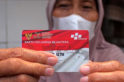 Pendamping PKH Jakarta Selatan melakuan pemutakhiran data bagi Keluarga Penerima Manfaat (KPM) Program Keluarga Harapan di Jakarta Selatan, Jumat, (28/1/2022).