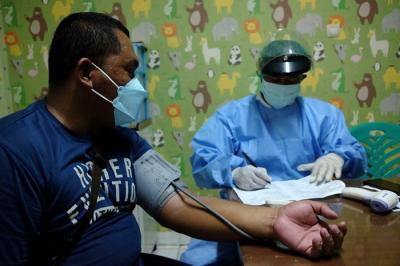 Warga mengikuti vaksinasi penguat (booster) Covid-19 di Puskesmas Jombang, Tangerang Selatan, Banten, Sabtu (29/1/2022).