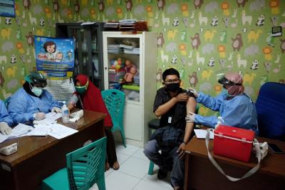 Warga mengikuti vaksinasi penguat (booster) Covid-19 di Puskesmas Jombang, Tangerang Selatan, Banten, Sabtu (29/1/2022).