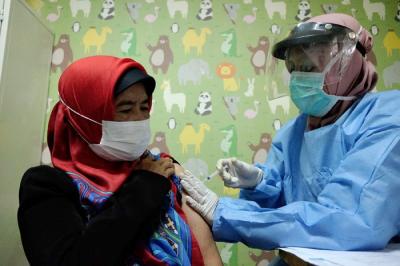 Warga mengikuti vaksinasi penguat (booster) Covid-19 di Puskesmas Jombang, Tangerang Selatan, Banten, Sabtu (29/1/2022).