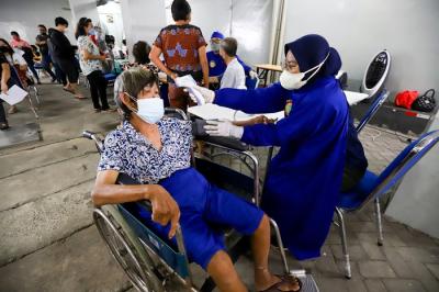 Wakil Ketua Komisi IX DPR Charles Honoris berbincang dengan masyarakat yang disuntik vaksinasi booster di GKII Jembatan Dua, Pejagalan, Jakarta Utara.