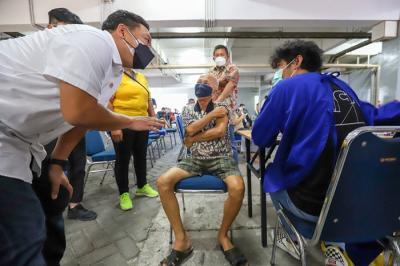 Wakil Ketua Komisi IX DPR Charles Honoris berbincang dengan masyarakat yang disuntik vaksinasi booster di GKII Jembatan Dua, Pejagalan, Jakarta Utara.
