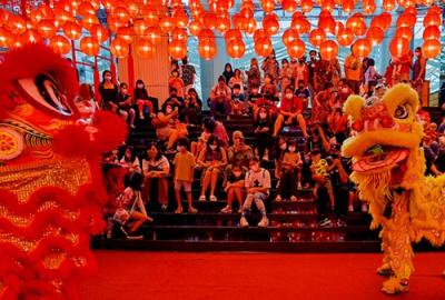 Anak-anak dan sejumlah pengunjung memberikan angpao kepada barongsai untuk menyambut perayaan Imlek di pusat perbelanjaan, Jakarta Barat, Minggu (30/1/2022).