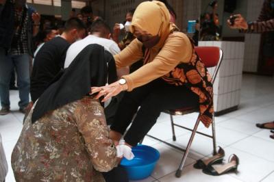 Suasana haru terekam dalam kegiatan Bakti Basuh Kaki yang digelar Perkumpulan Sosial Boen Hian Tong di Jalan Gang Pinggir kawasan Pecinan Semarang.