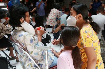 Suasana haru terekam dalam kegiatan Bakti Basuh Kaki yang digelar Perkumpulan Sosial Boen Hian Tong di Jalan Gang Pinggir kawasan Pecinan Semarang.
